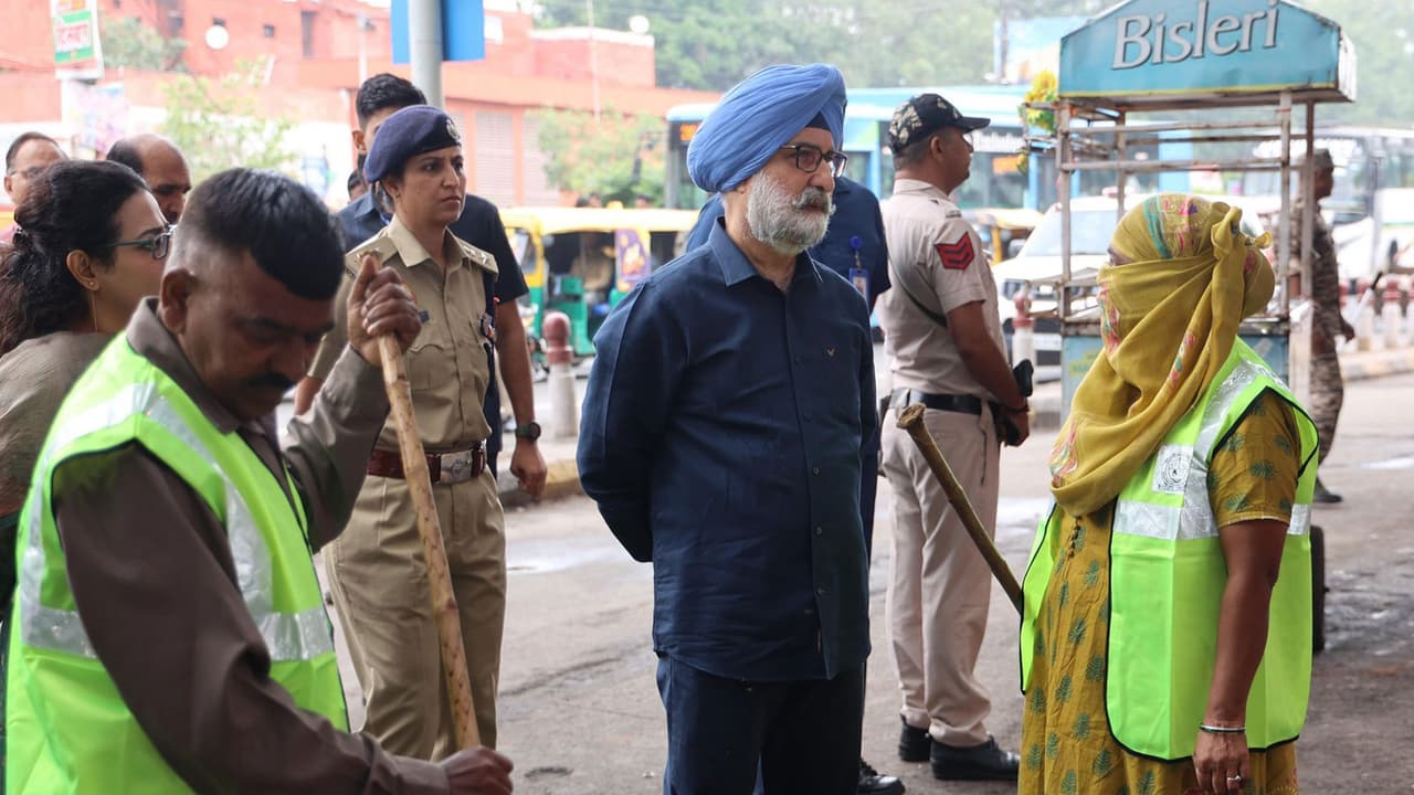 Delhi LG inspects Old Delhi, directs officials to ensure cleanliness