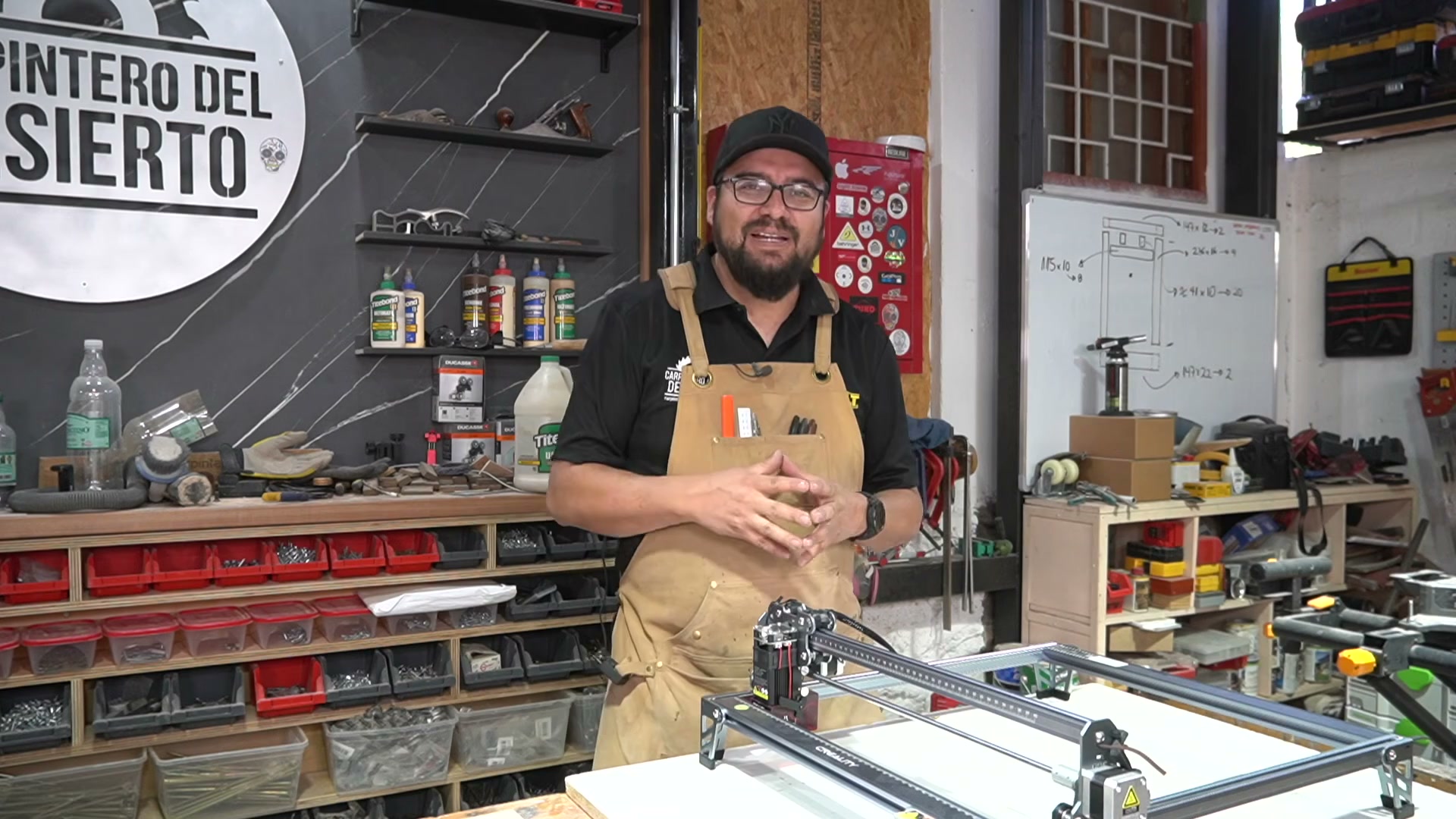 Grabador LASER en un TALLER DE CARPINTERIA