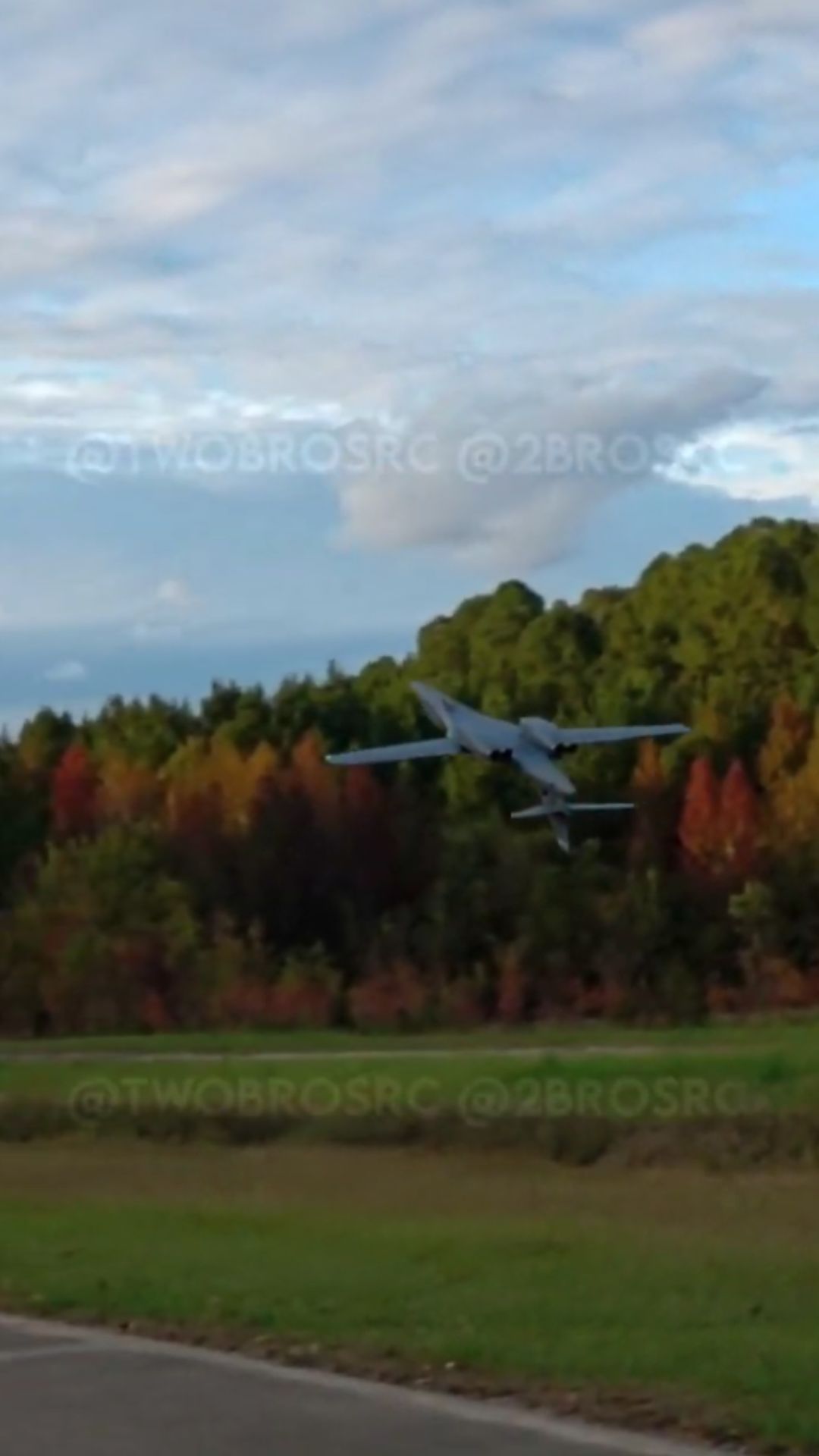 RC B-1B Lancer performs an inverted high alpha pass