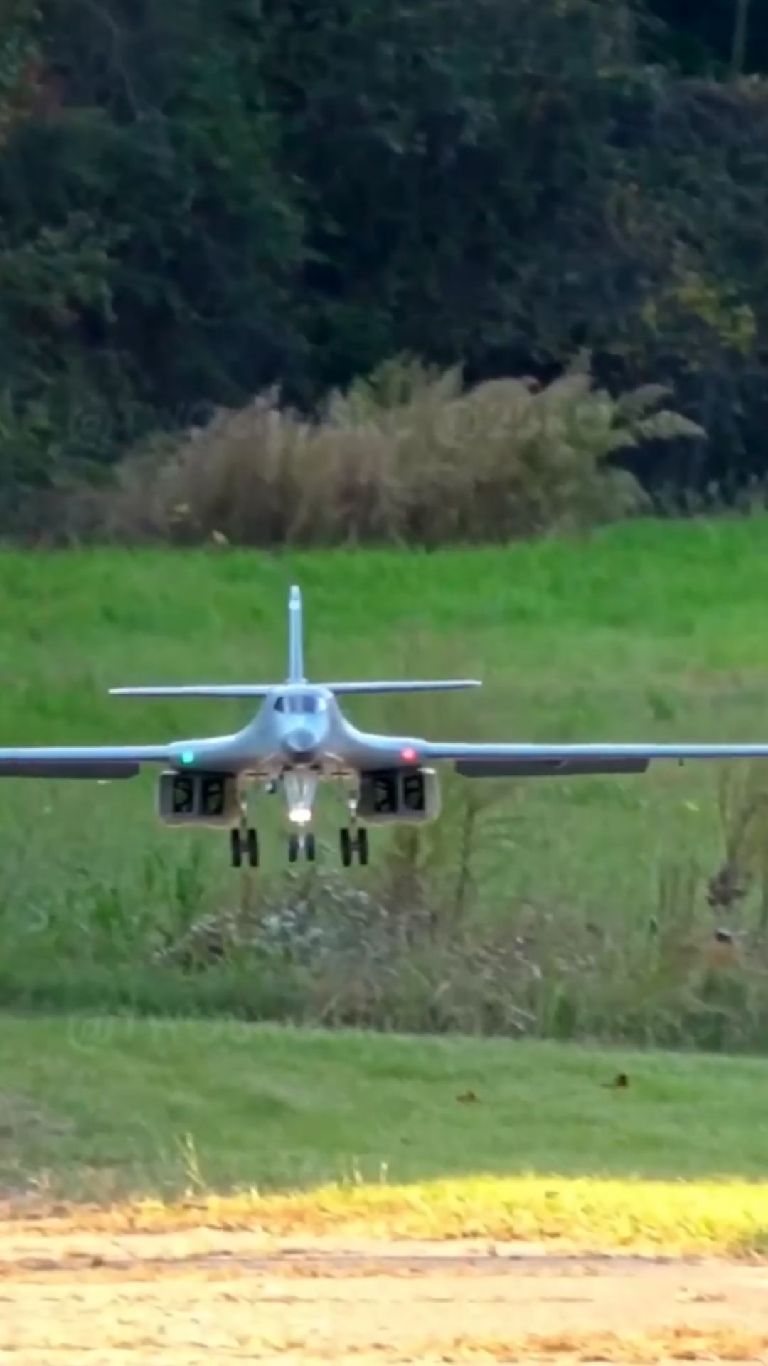 RC B-1B Lancer landing demonstrates precise flight control