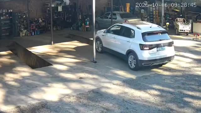Car plunges into open service pit after driver misjudges distance in China