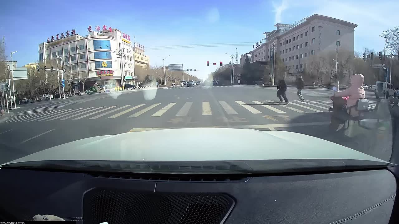 E-bike rider bumps into a dashcam car and makes an unexpected turn in ...