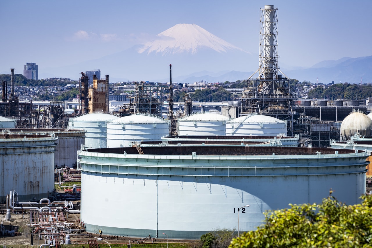 Oil futures rise on Middle East, Russia-Ukraine concerns