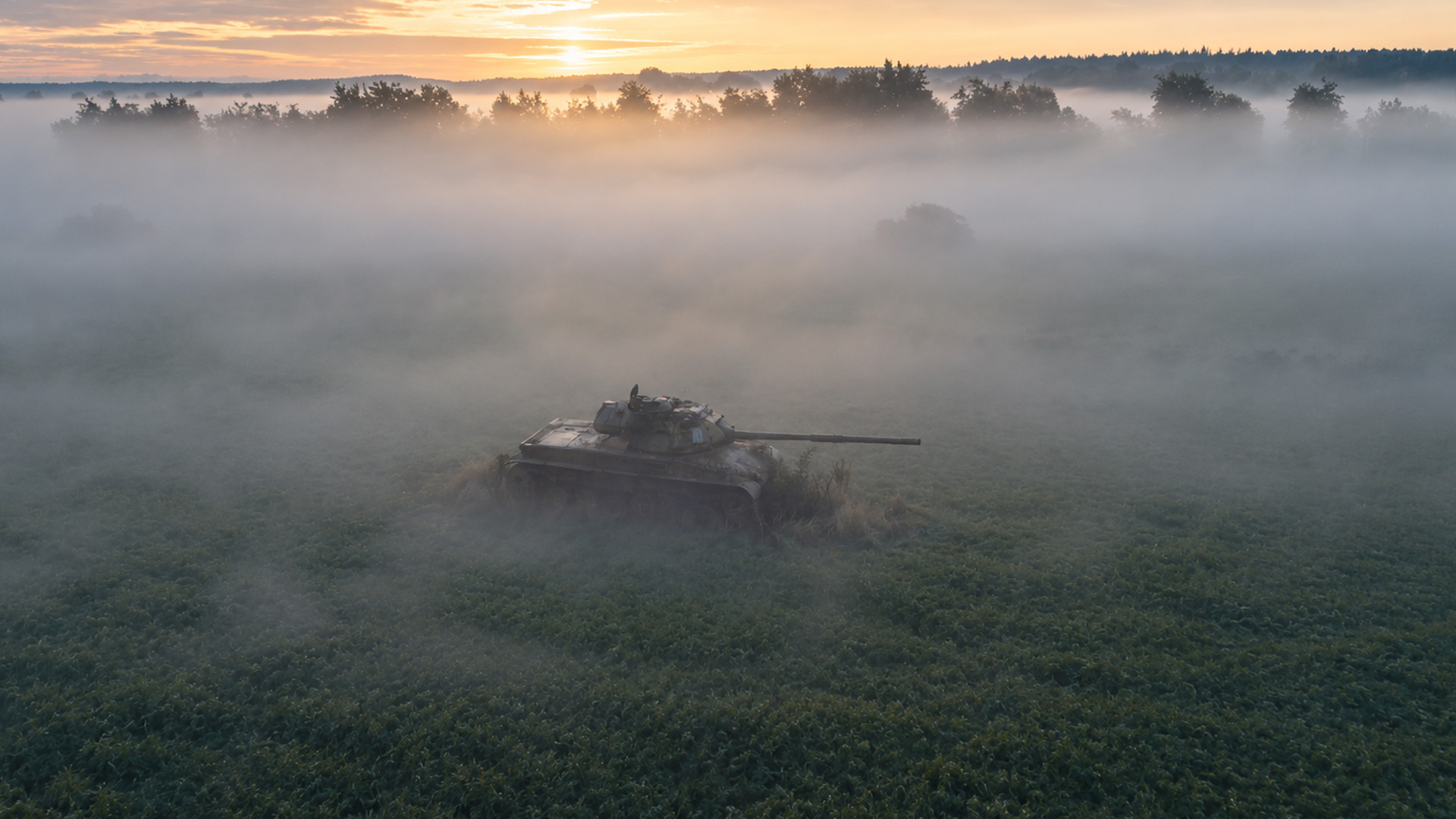 Ein verlassener Panzer auf einem nebligen Feld