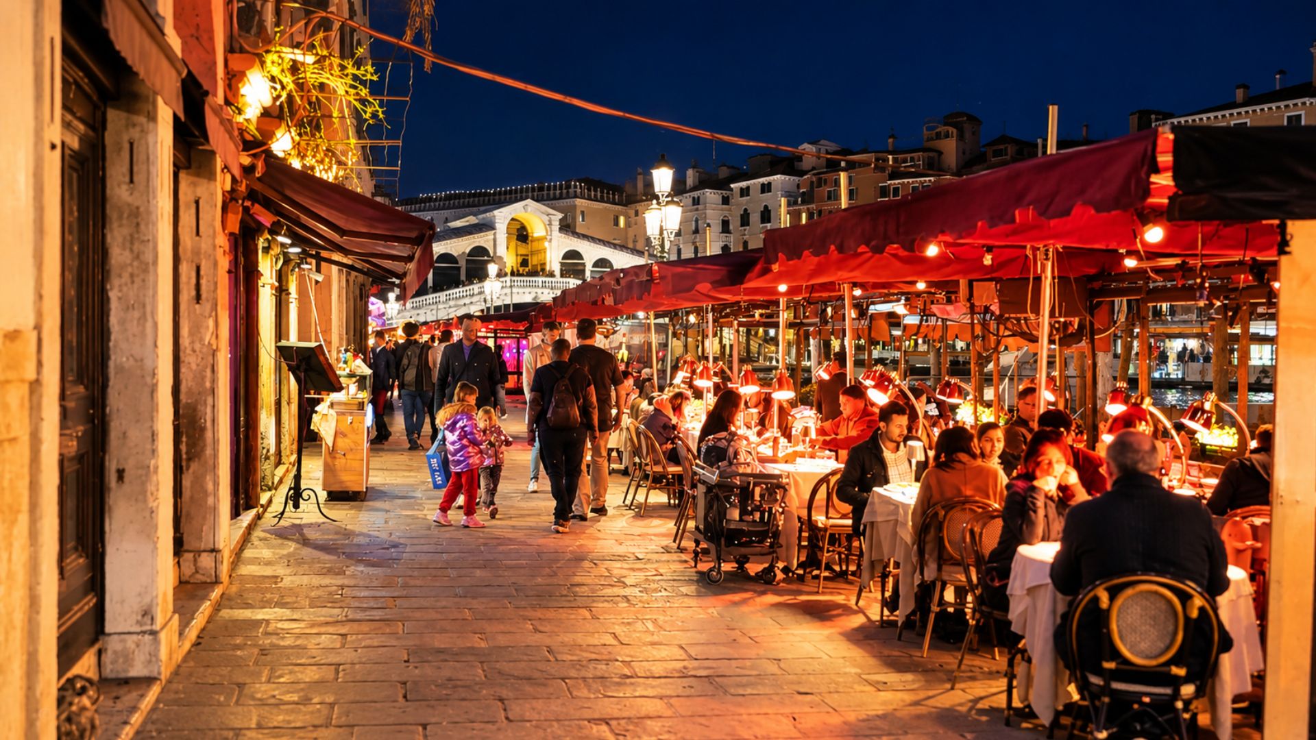 A lively evening beside Venice's famous Rialto Bridge (4K)