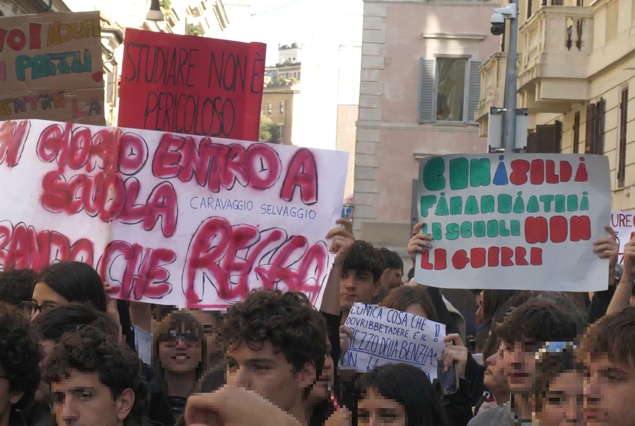 Milano, il corteo degli studenti: in piazza contro il tetto degli ...