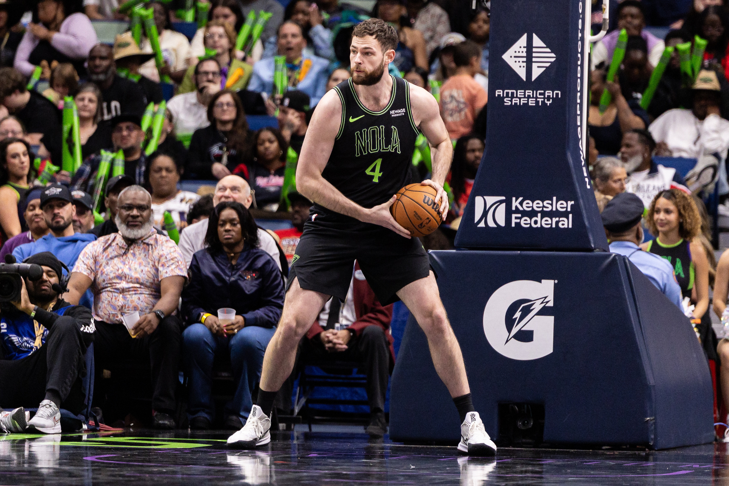 Pelicans re-sign Hunter Dickinson