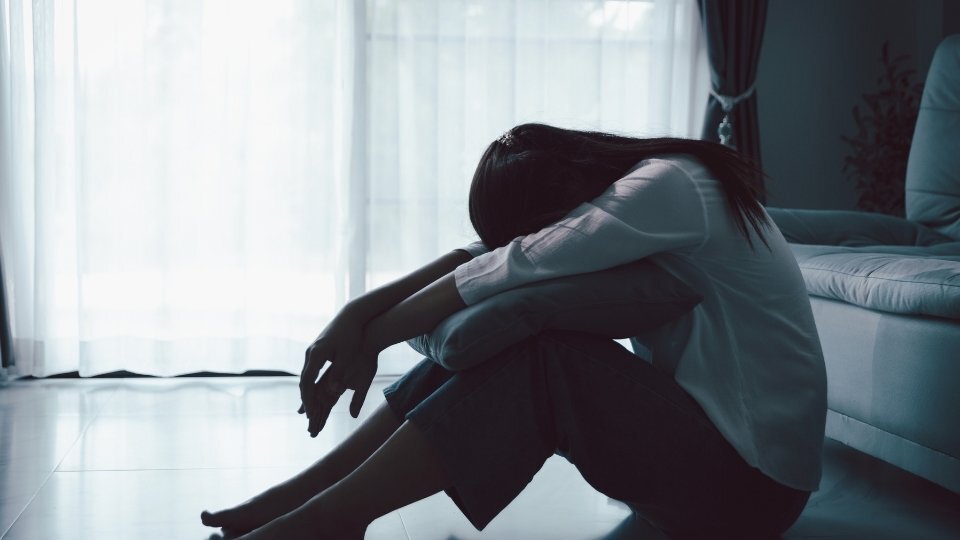 Tự làm đau giải tỏa uất ức vì bạn bè làm kỹ sư, bác sĩ còn mình vô danh