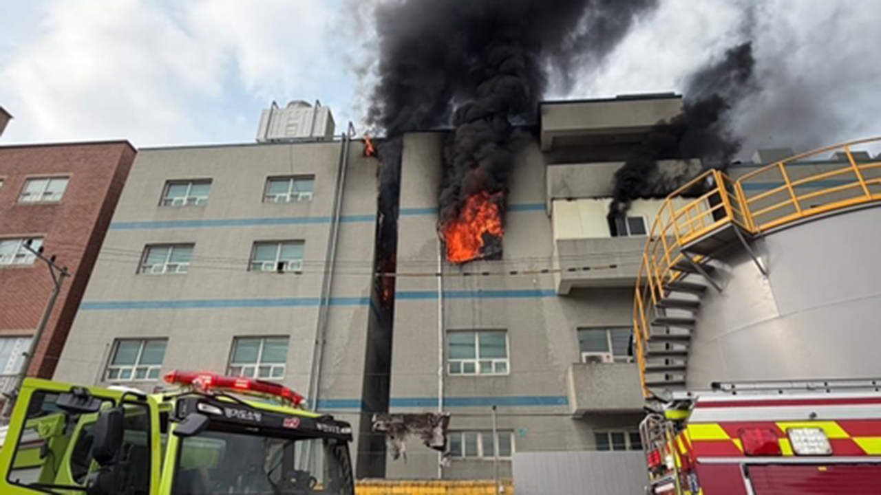 [속보] 부천 공장 화재로 소방관 3명 부상…1명은 심정지