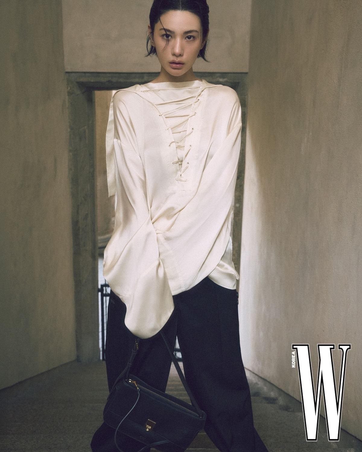Nana fills the elevator with unrivaled legs, 'endless leg length'