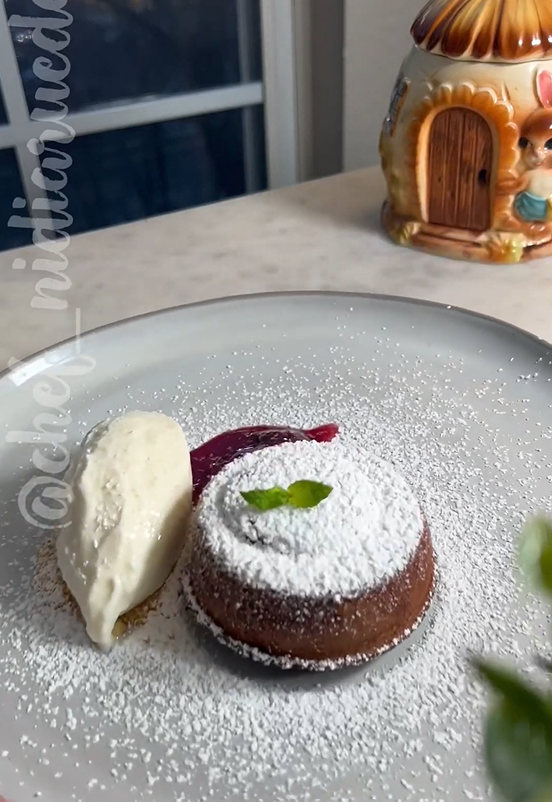 Lava cake de chocolate con centro fundido
