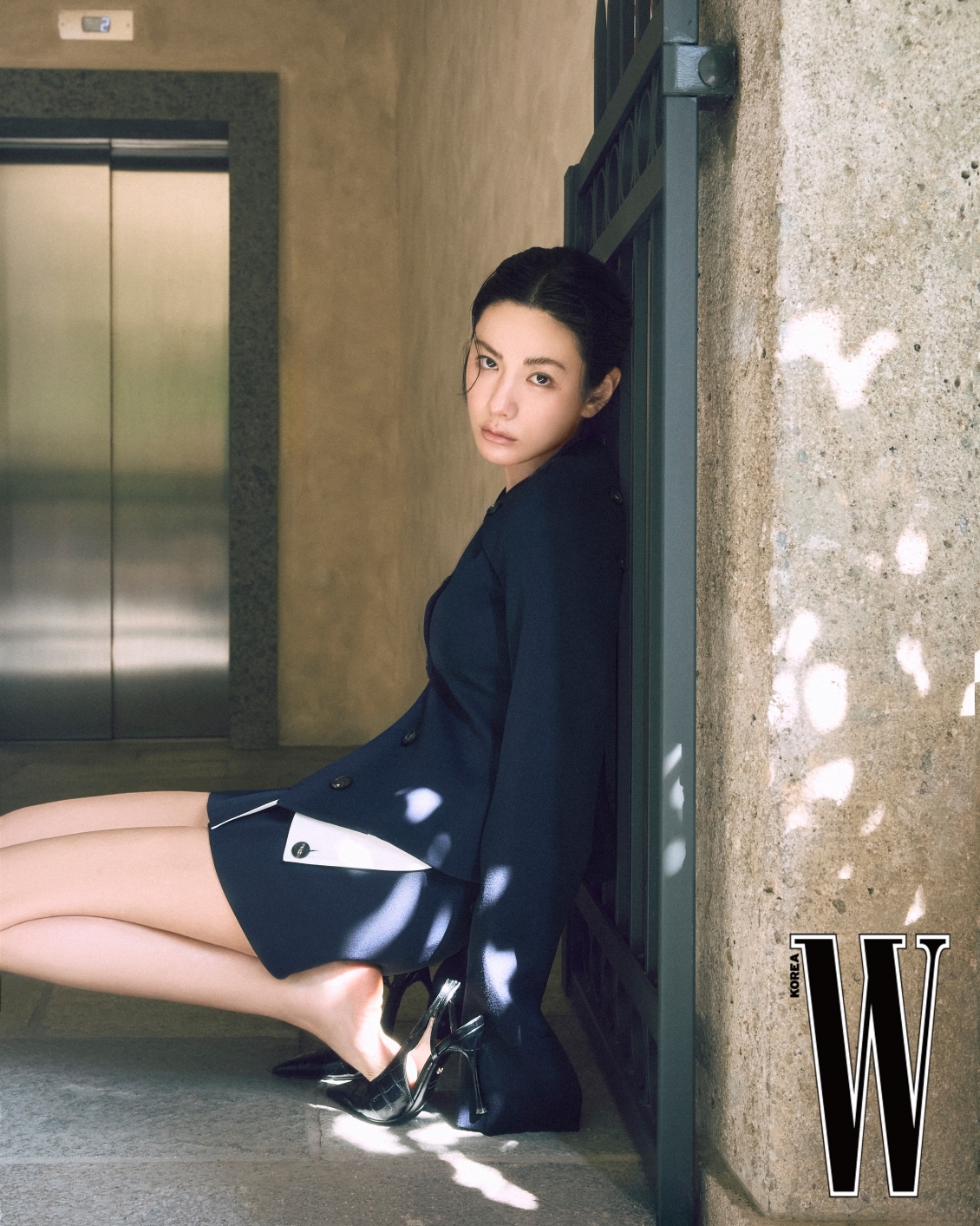 Nana fills the elevator with unrivaled legs, 'endless leg length'