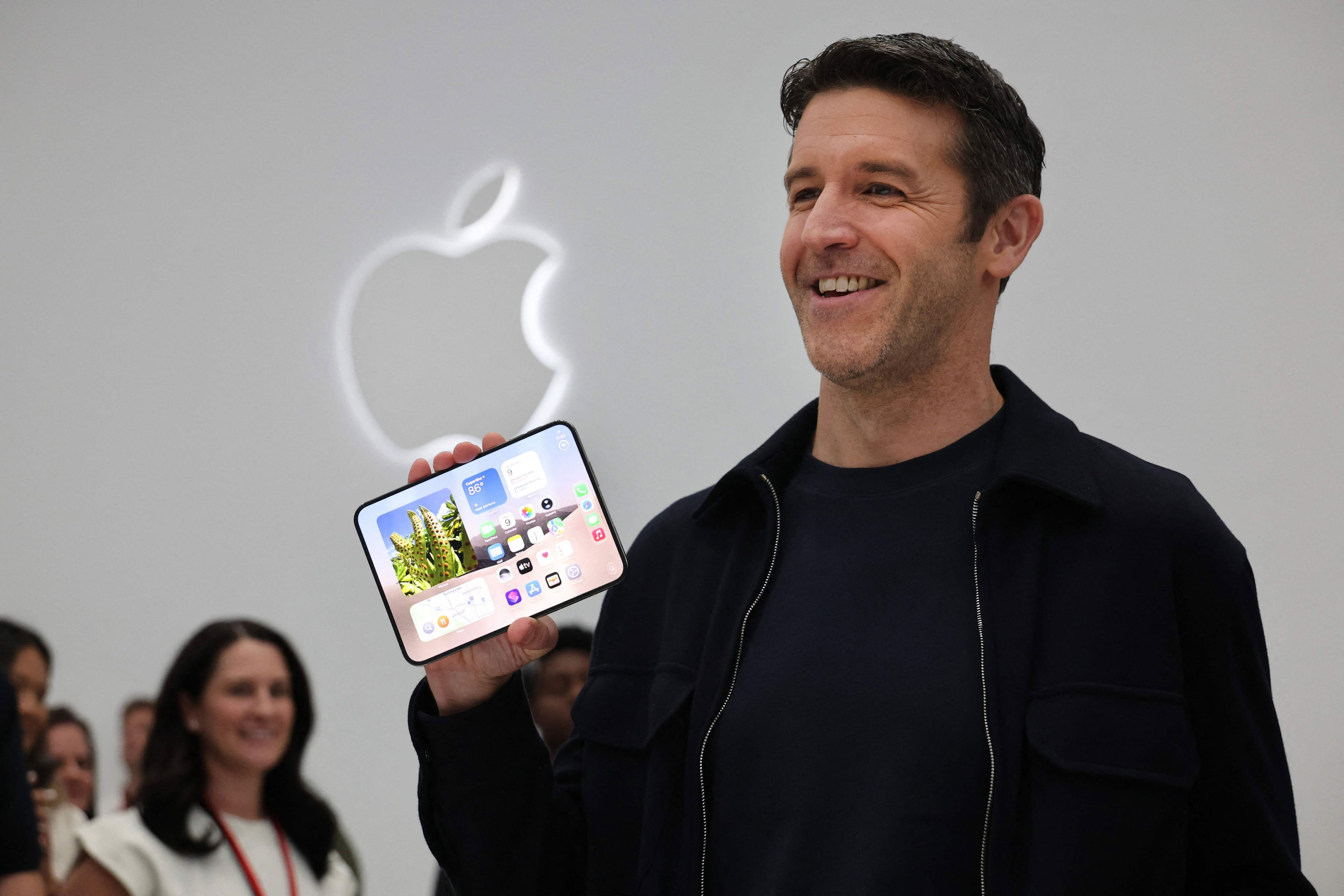 Apple CEO weighs Chinese memory chips amid shortage