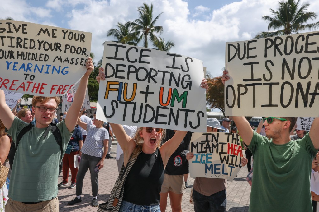 El 19 de abril de 2025 se observa una protesta organizada por el Movimiento 50501 en Miami.