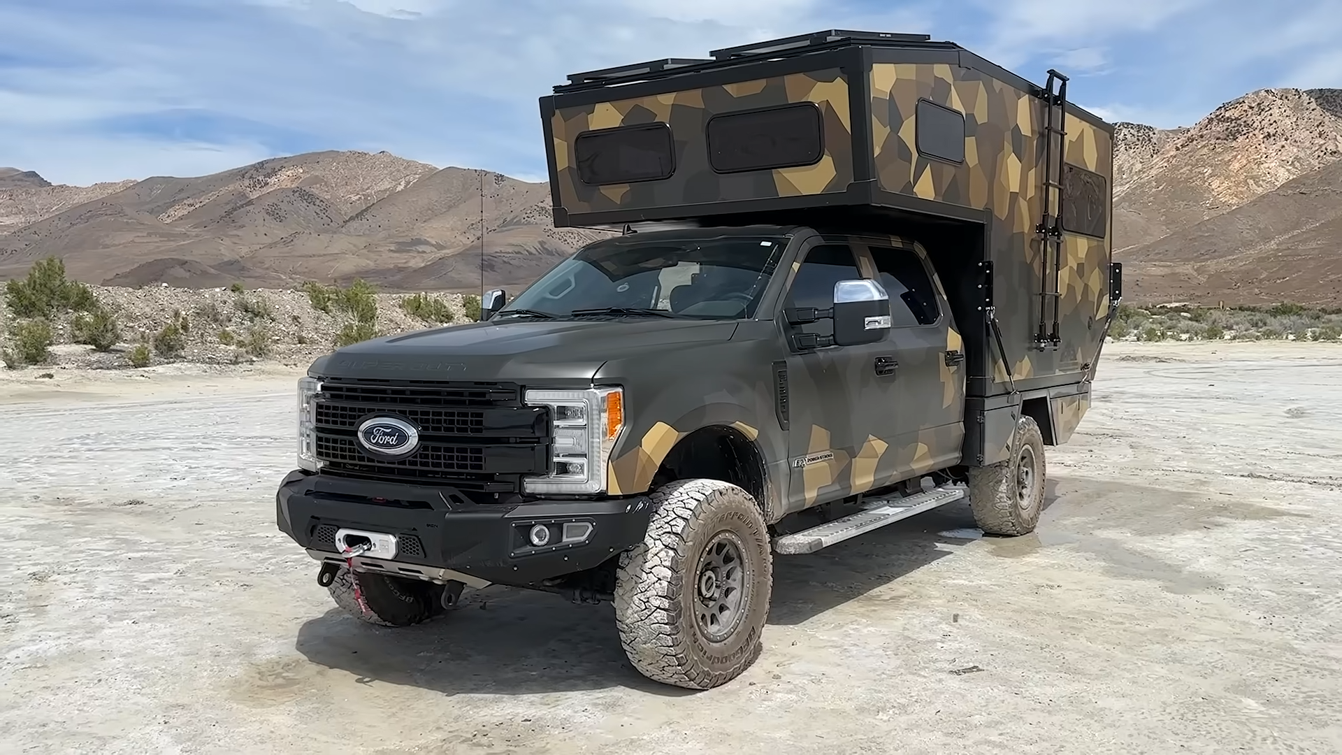 How does this detachable Ford F350 truck camper work?