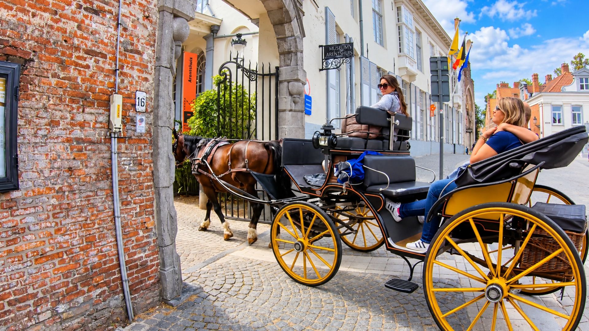 Une calèche à travers les rues historiques de Bruges (4K)