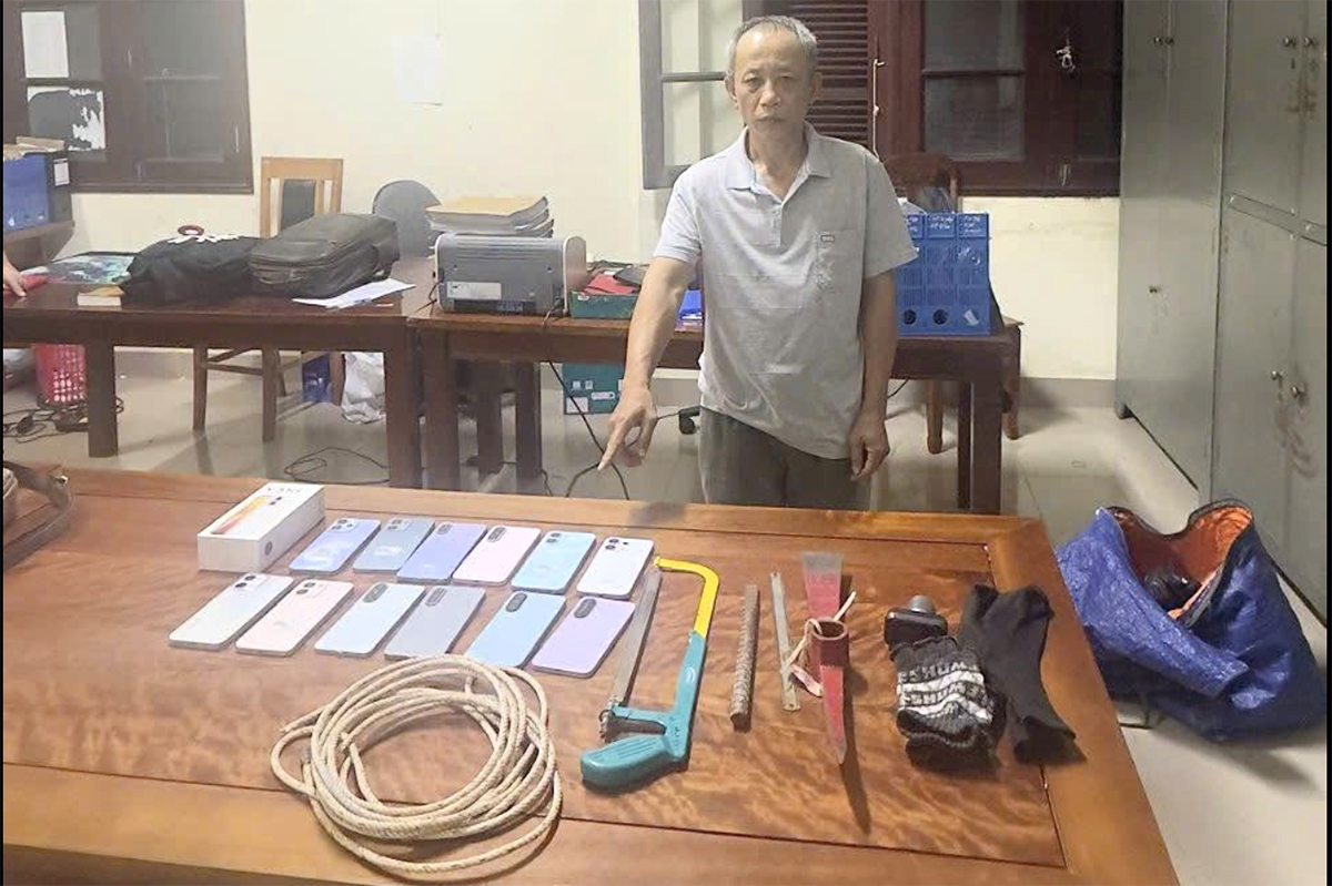 Phá hệ thống cảnh báo chống trộm, lấy 33 điện thoại của cửa hàng