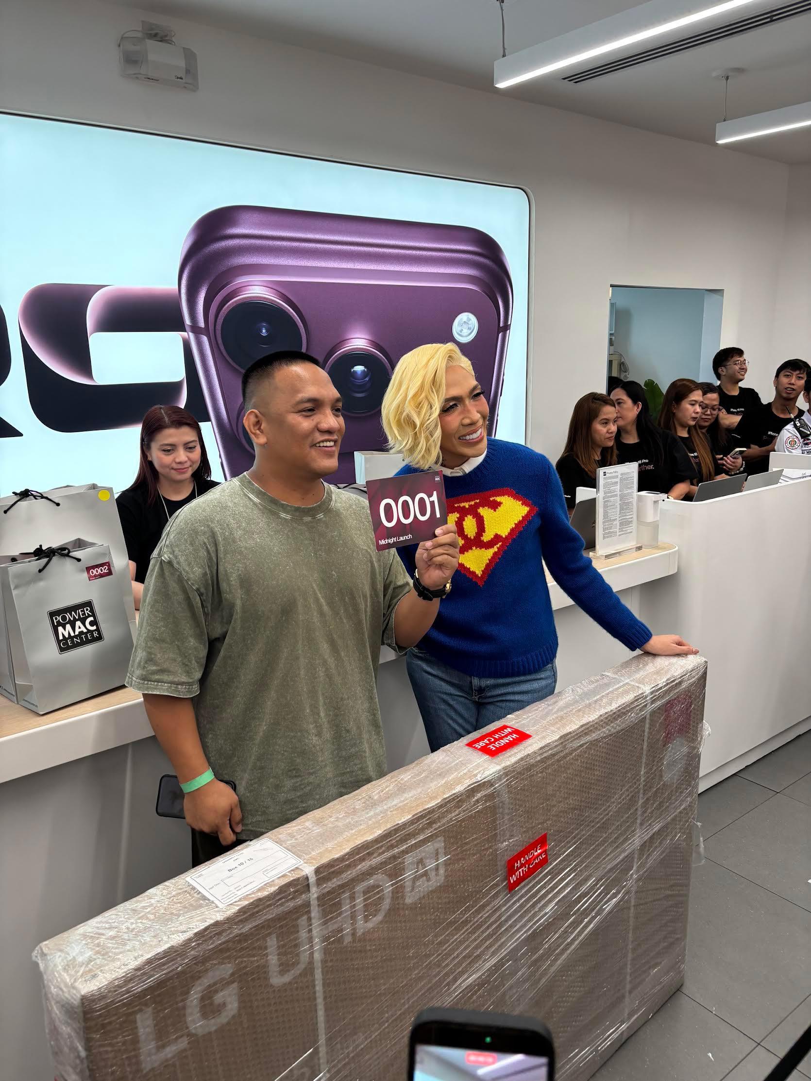 Vice Ganda surprises iPhone buyers at midnight launch