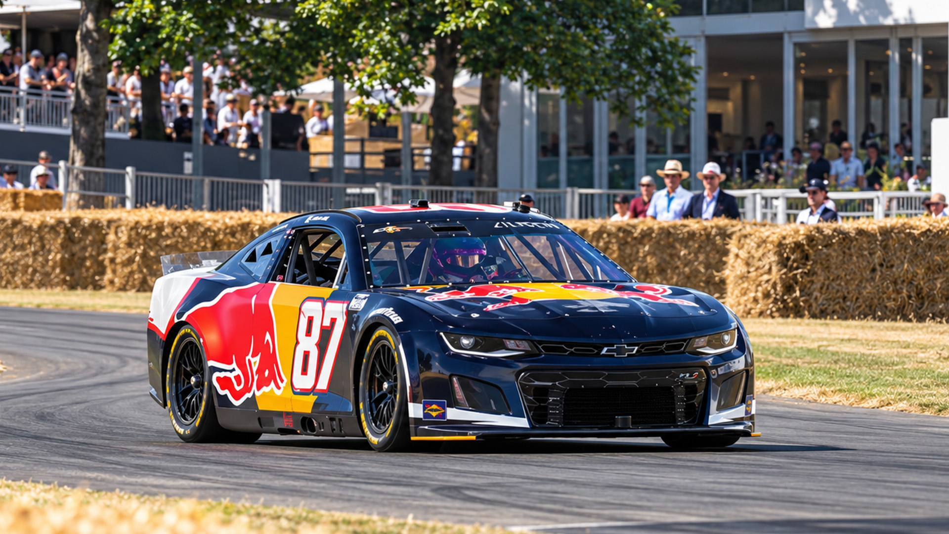 NASCAR Chevrolet Camaro ZL1 laat zijn motor horen tijdens een circuitdemo