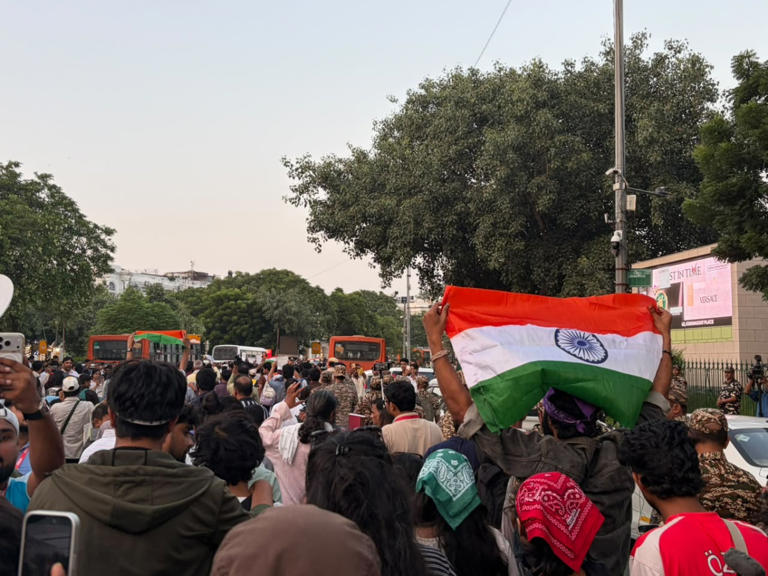 'Tiranga' protest in photos: Unvanquished, citizens unfurl tricolour in ...