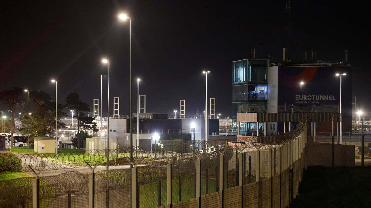 Nineteen injured in collision between minibus and train on Eurotunnel ...