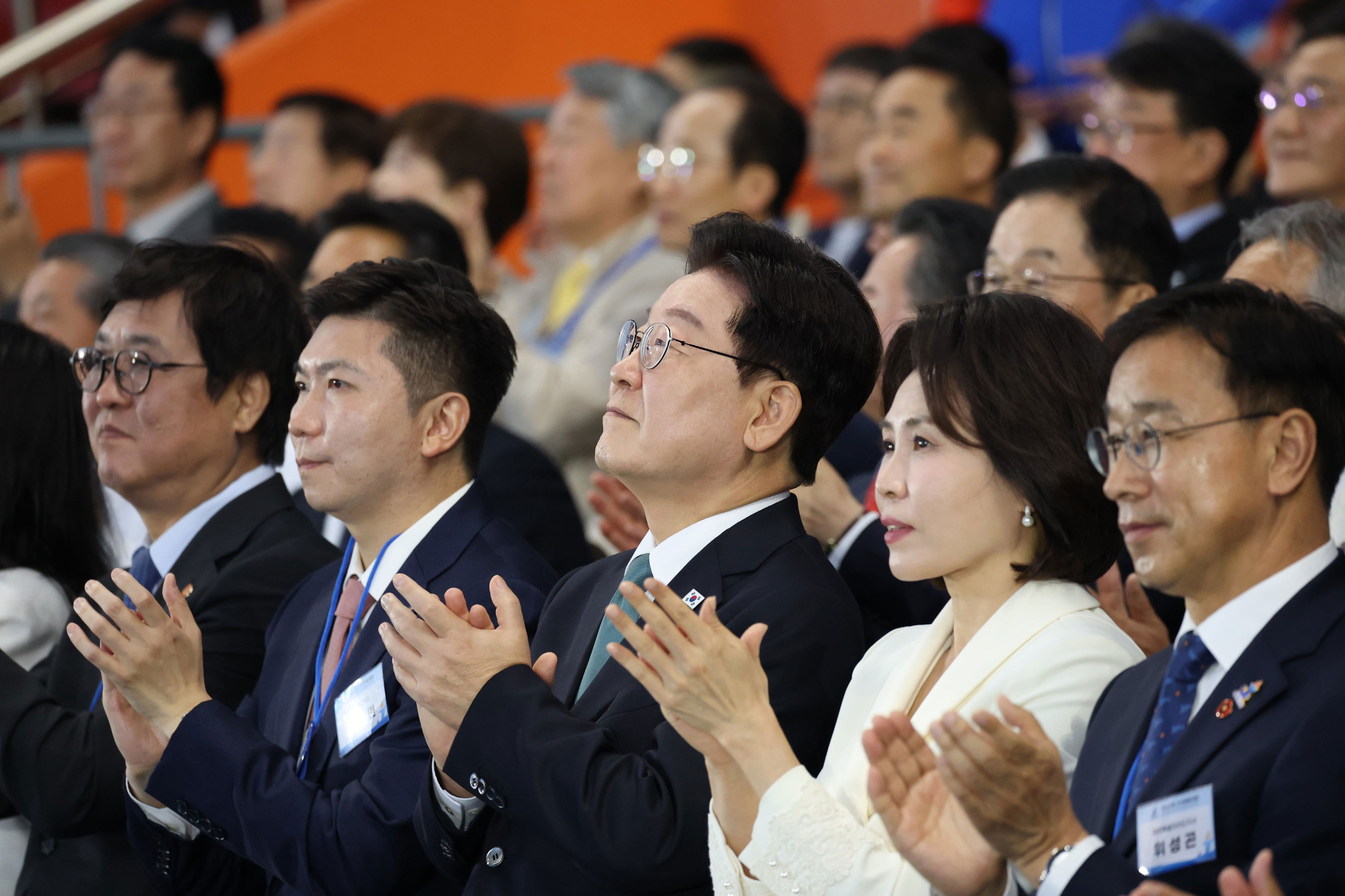 President Lee defends firefighters amid governor's 'fiscal straw ...