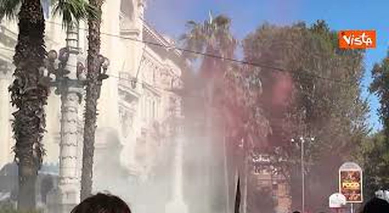 Fumogeni e bandiera USA a fuoco durante le proteste degli studenti a Roma