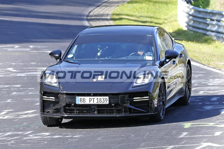 Porsche Panamera 2027: il restyling si mostra quasi senza veli