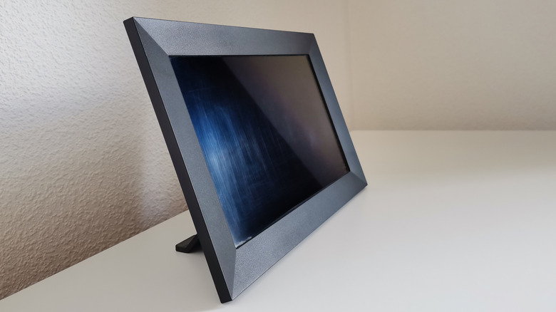 Build your own digital photo frame instead of buying another smart display