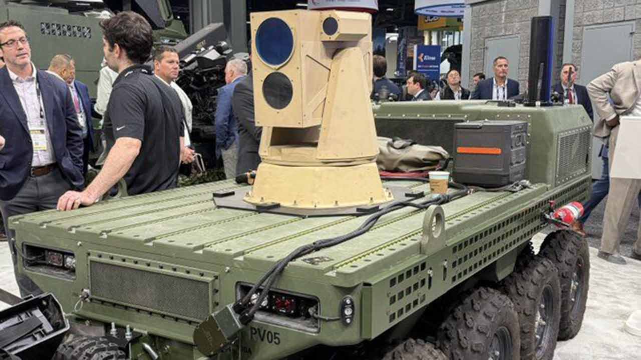 Un véhicule sans conducteur de Rheinmetall équipé d’un laser antidrones ...