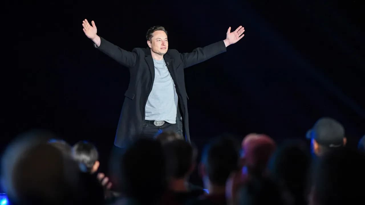 Tesla’s flying roadster fuels SpaceX merger speculation, but analysts ...