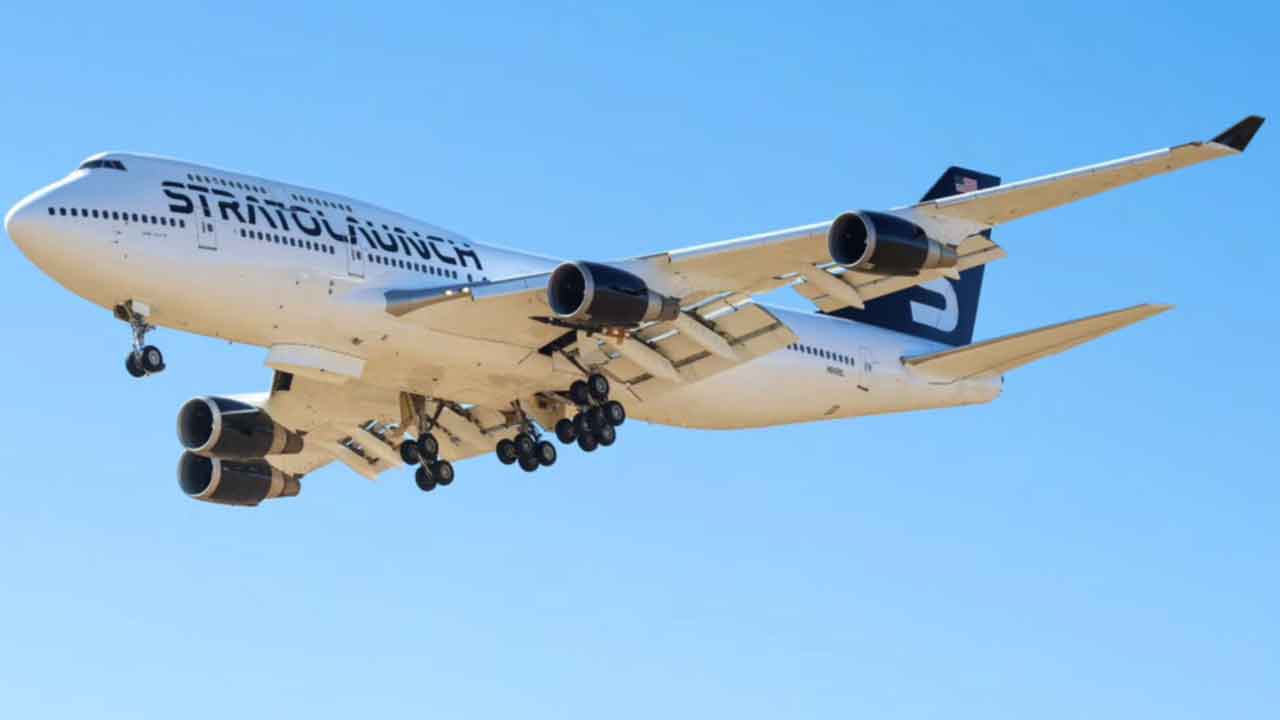 Rakétára emlékeztető terhet fotóztak a Stratolaunch Boeing 747-esének ...