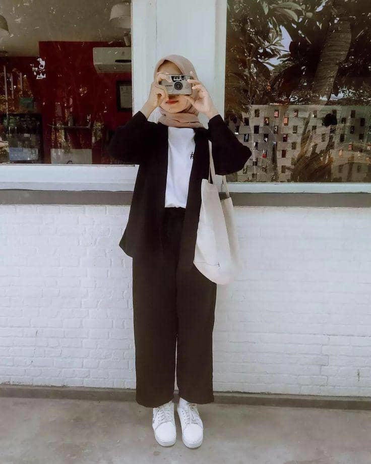 Cara mix and match OOTD monochrome hitam putih dan hijab