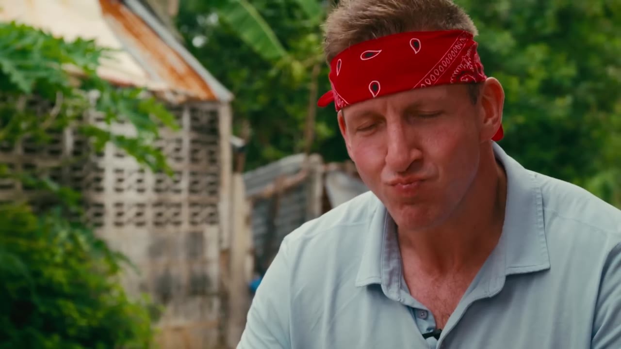 He ate Thailand's most bizarre noodle dish... even locals said “It’s a ...