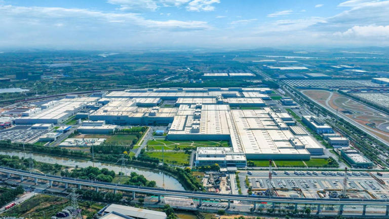 BMW begins making 6th-gen EV batteries in China with 20% higher energy ...
