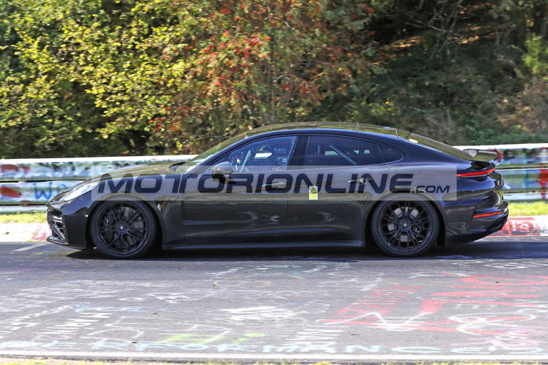 Porsche Panamera 2027: il restyling si mostra quasi senza veli