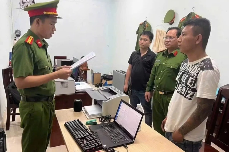Bắt giam đối tượng mang kiếm đập phá tài sản, đăng video lên Facebook 'Không cần biết'