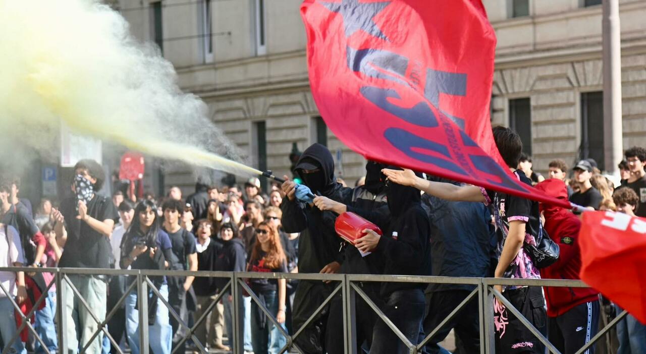 Corteo Roma, petardi contro il ministero. E nella protesta degli ...