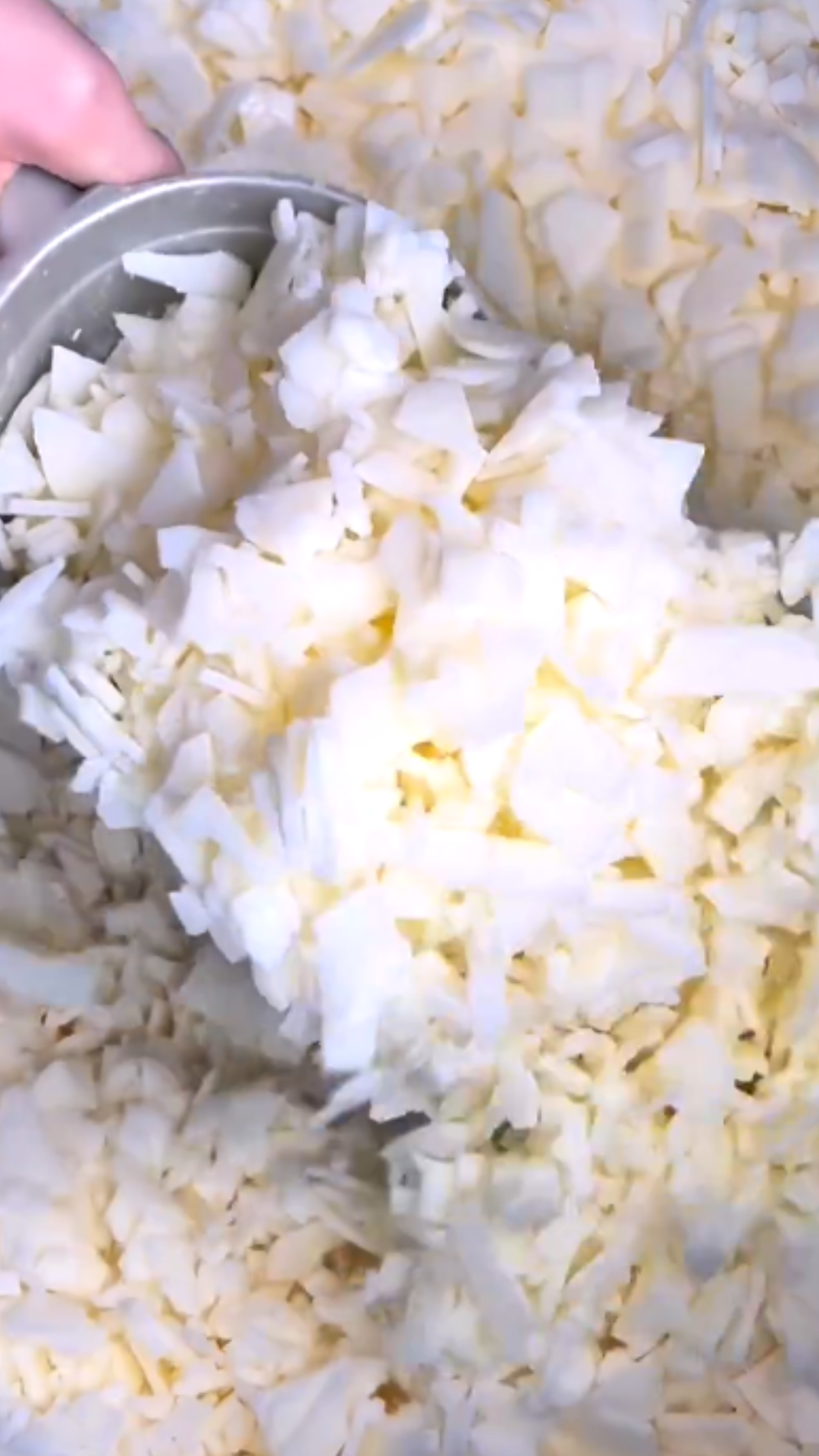 Create a cozy atmosphere with the right candle scent