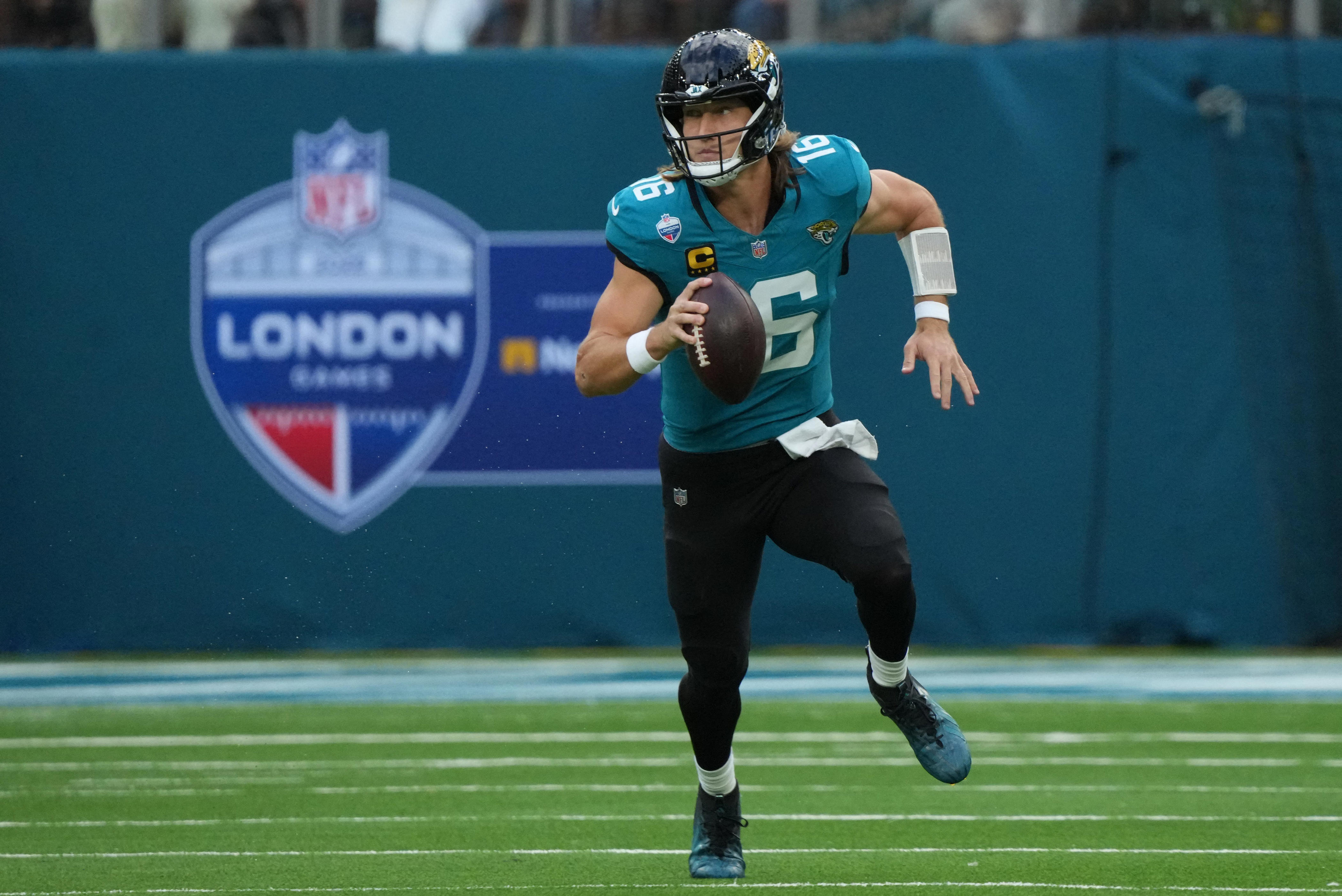 Trevor Lawrence tosses four TDs in Week 6 vs. Texans