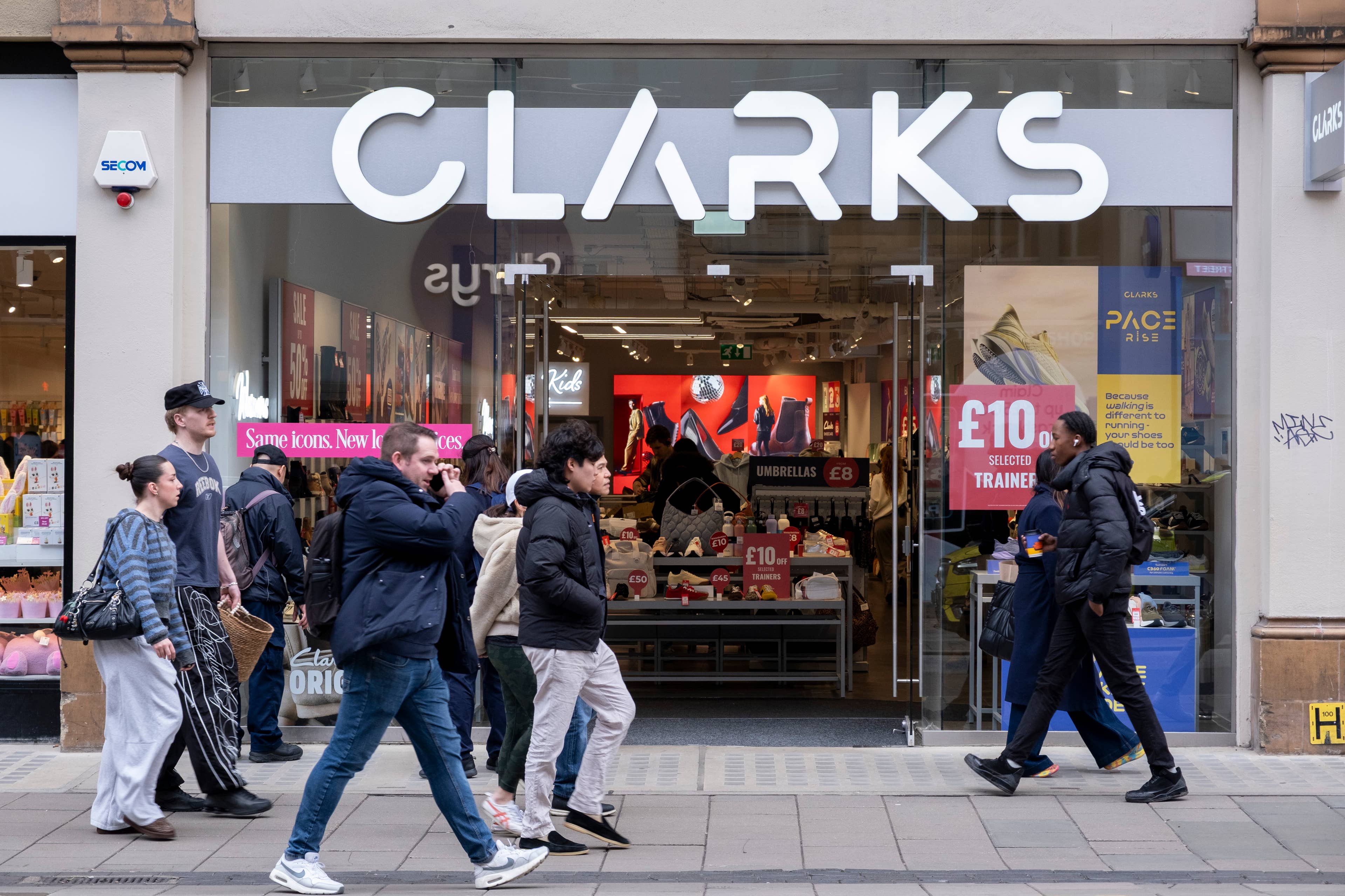 Clarks’ leather sneakers have a stylish sporty look that’s perfect for ...