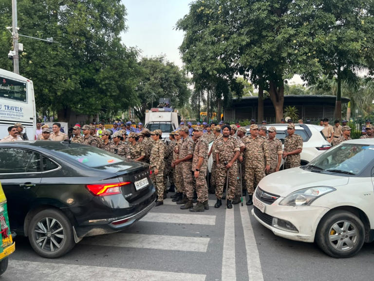 'Tiranga' protest in photos: Unvanquished, citizens unfurl tricolour in ...