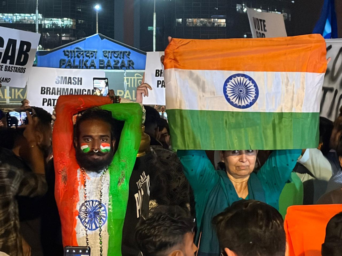 'Tiranga' protest in photos: Unvanquished, citizens unfurl tricolour in ...