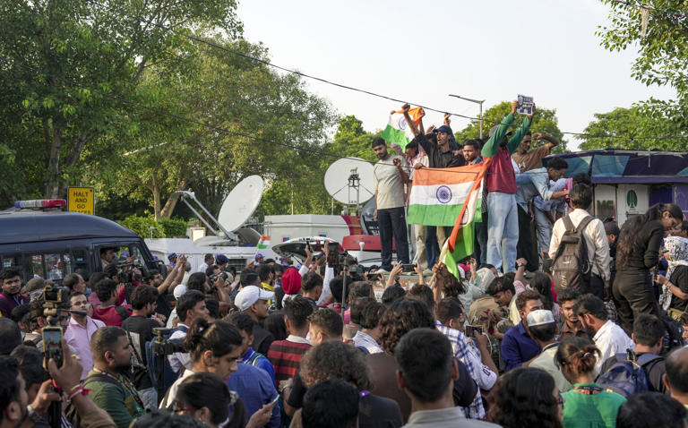 'Tiranga' protest in photos: Unvanquished, citizens unfurl tricolour in ...
