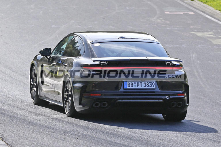 Porsche Panamera 2027: il restyling si mostra quasi senza veli