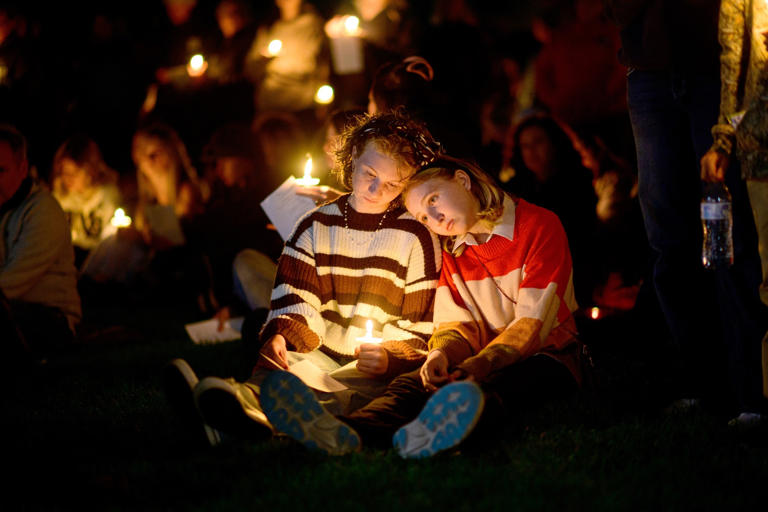 Mathieu Lewis-rolland/Getty Images - FOTO: Miembros de la comunidad expresan su dolor durante una vigilia con velas en Drake Park, el 15 de octubre de 2026 en Bend, Oregón.