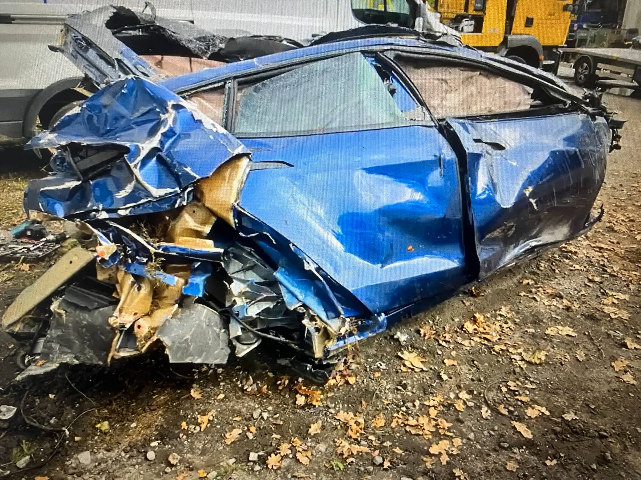 „Ein Wunder, dass er überlebte”: Polizei rekonstruiert Tesla-Crash auf ...