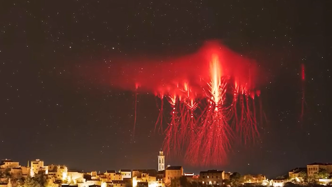 Incredible 'red sprites' lightning captured by French photographer