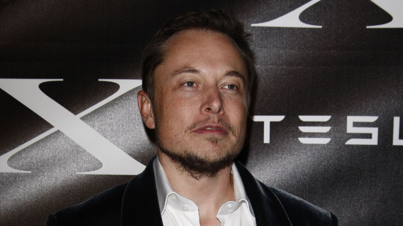 Tesla presentó una nueva versión del Roadster con 10 propulsores de aire comprimido capaces de elevarlo brevemente del suelo