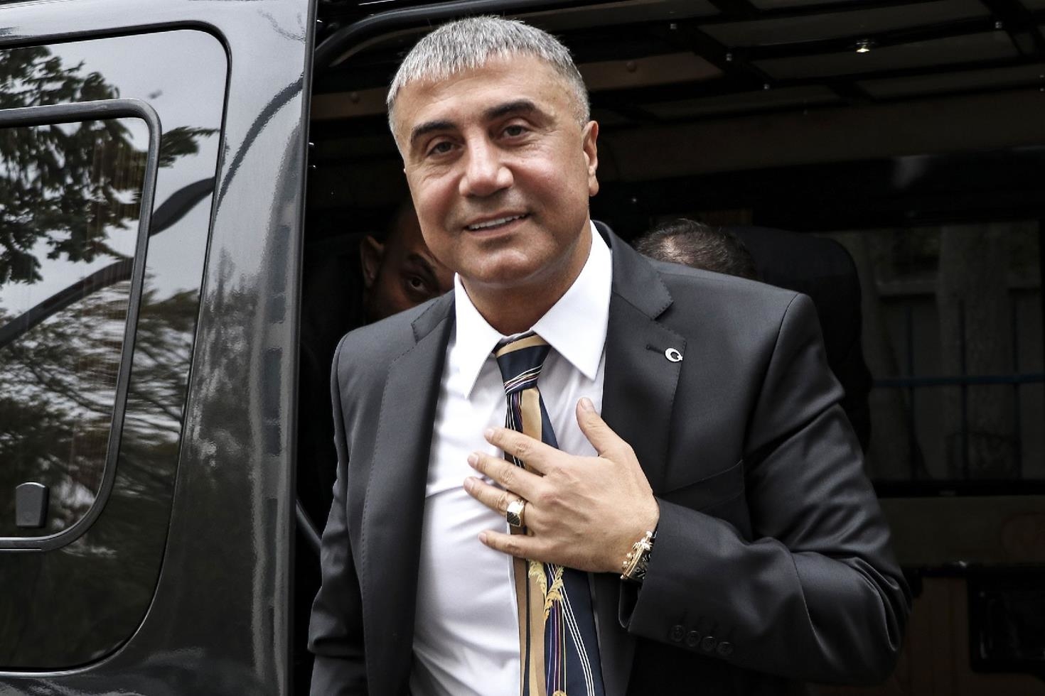 Birleşik Arap Emirliklerinde olan Sedat Peker ve ailesinin kişisel fertlerini yasa dışı yollarla ele geçirerek ağır hakaret içerikli mesajlar gönderdiği iddia edilen kişi, Antalyanın Manavgat ilçesinde silahlı saldırıya uğradı. Şahsın, ağır yaralandığı ve hayati tehlikesinin sürdüğü öne sürüldü.